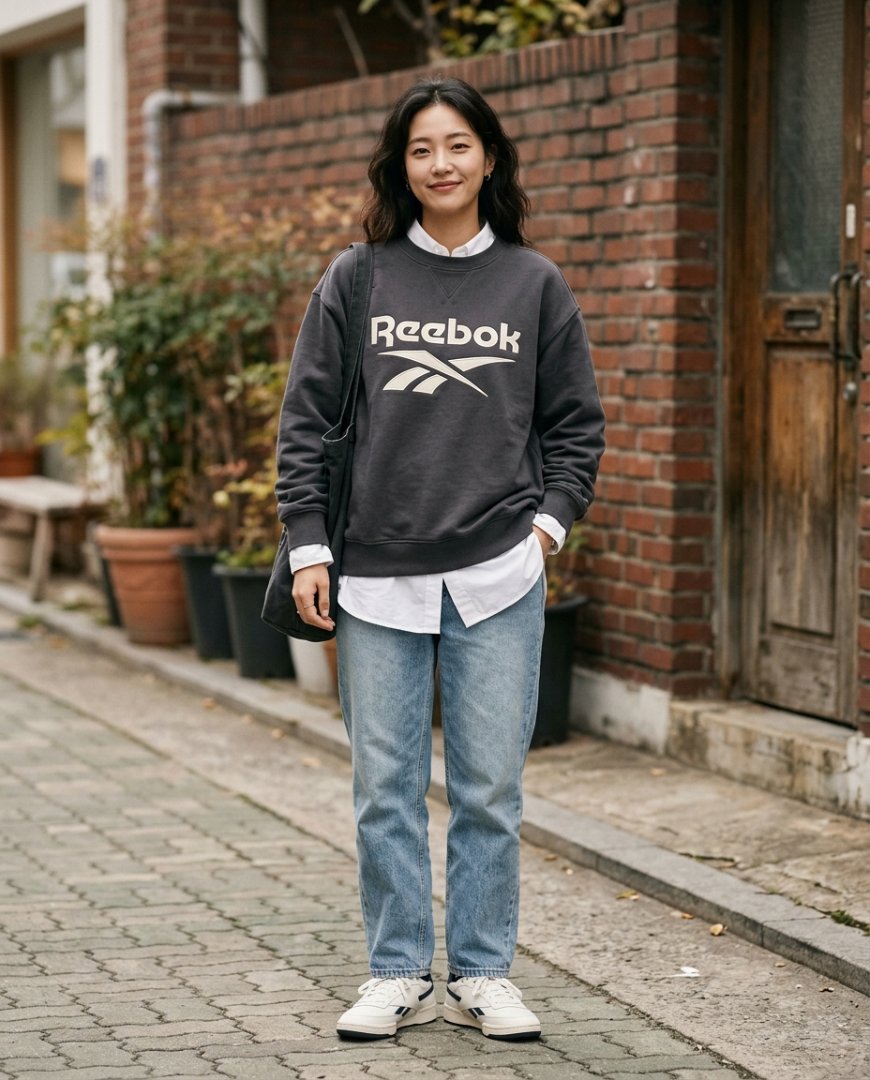 맨투맨 위에 셔츠를 입고 있는 사람